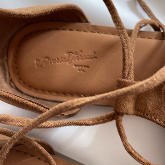 NWOT Camel colored faux suede Universal thread size 9 1/2 sandals. - Picture 3 of 6